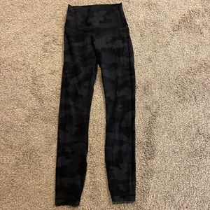Lululemon size 2 Wunder Under Luxtreme 25” leggings in dark camo